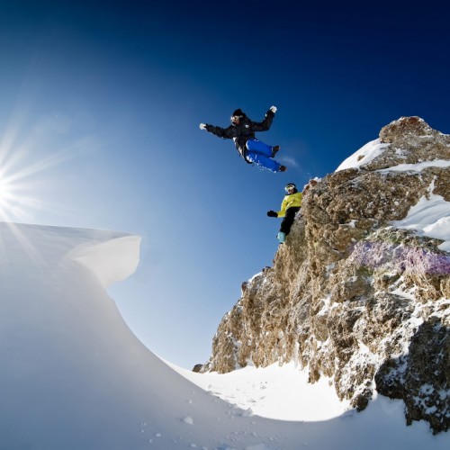 Sprong van snowboarder